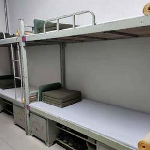 铺平床单平整有棱有角内务部整洁薄白床垫硬度宿舍队整羊毛毡垫子