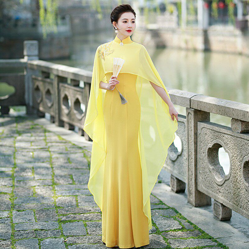 2023年新款走秀旗袍长版红色优雅舞台礼服模特新式披肩旗袍年轻款