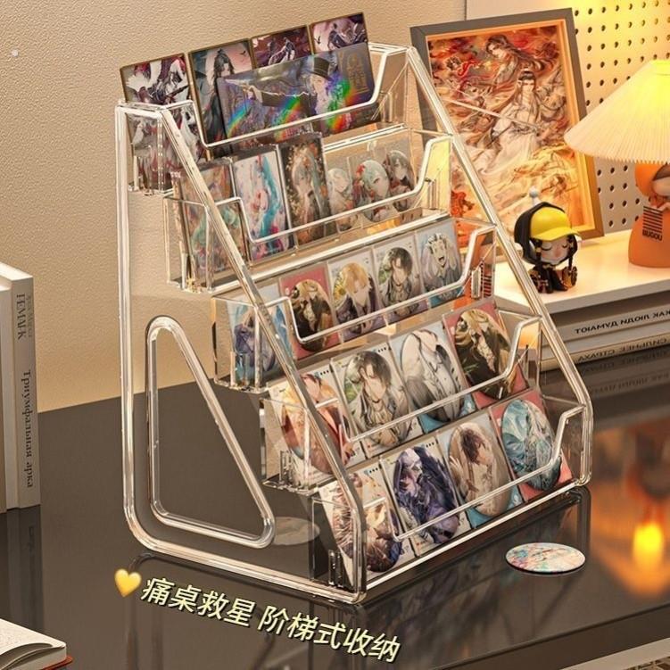 吧唧展示架亚克力阶梯式徽章流麻小卡牌明信片痛柜桌面谷子收纳盒