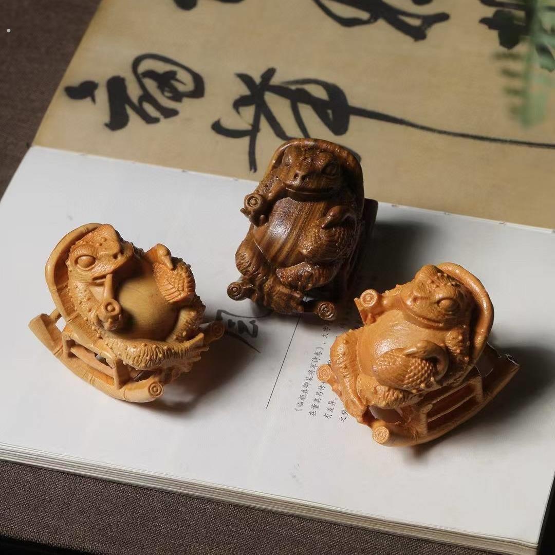 绿檀木蟾蜍摆件一体雕刻自在惬意蛤蟆摇椅创意文玩摆件办公桌饰品