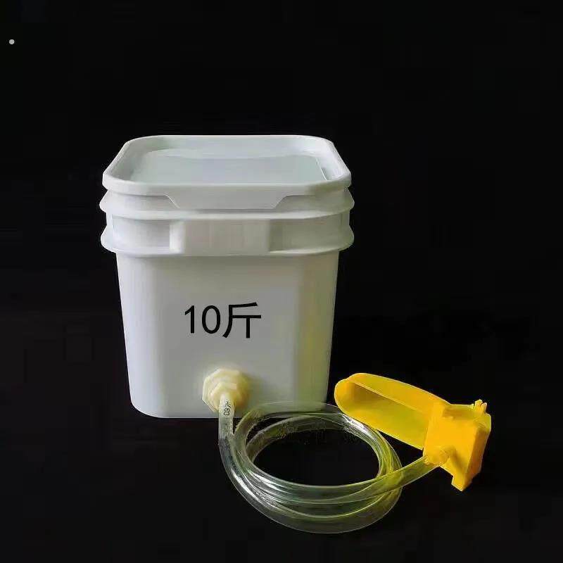 芦丁鸡鹦鹉八哥玉鸟鹌鹑喂水笼挂自动饮水器水箱钻孔笼养殖鸡鸭鸽