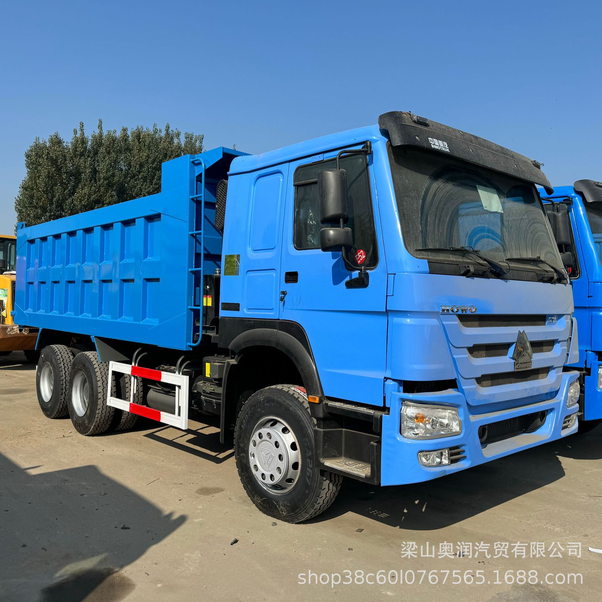 后八轮豪沃自卸车出口 矿用双桥工程货车 371马力集装箱后翻车