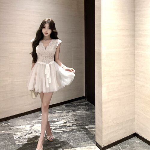 实价实拍  蕾丝拼接网纱设计收腰送蕾丝腰带显瘦无袖连衣裙