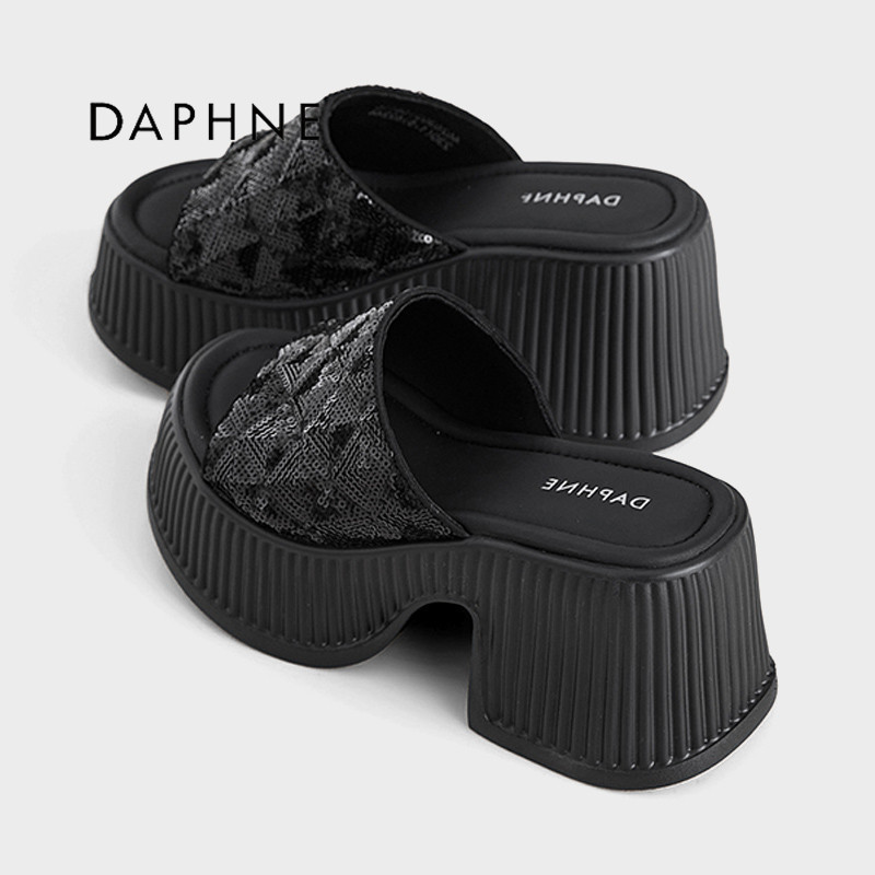 Daphne/达芙妮2026夏季新款亮片增高拖鞋厚底百搭一字露趾凉拖女P