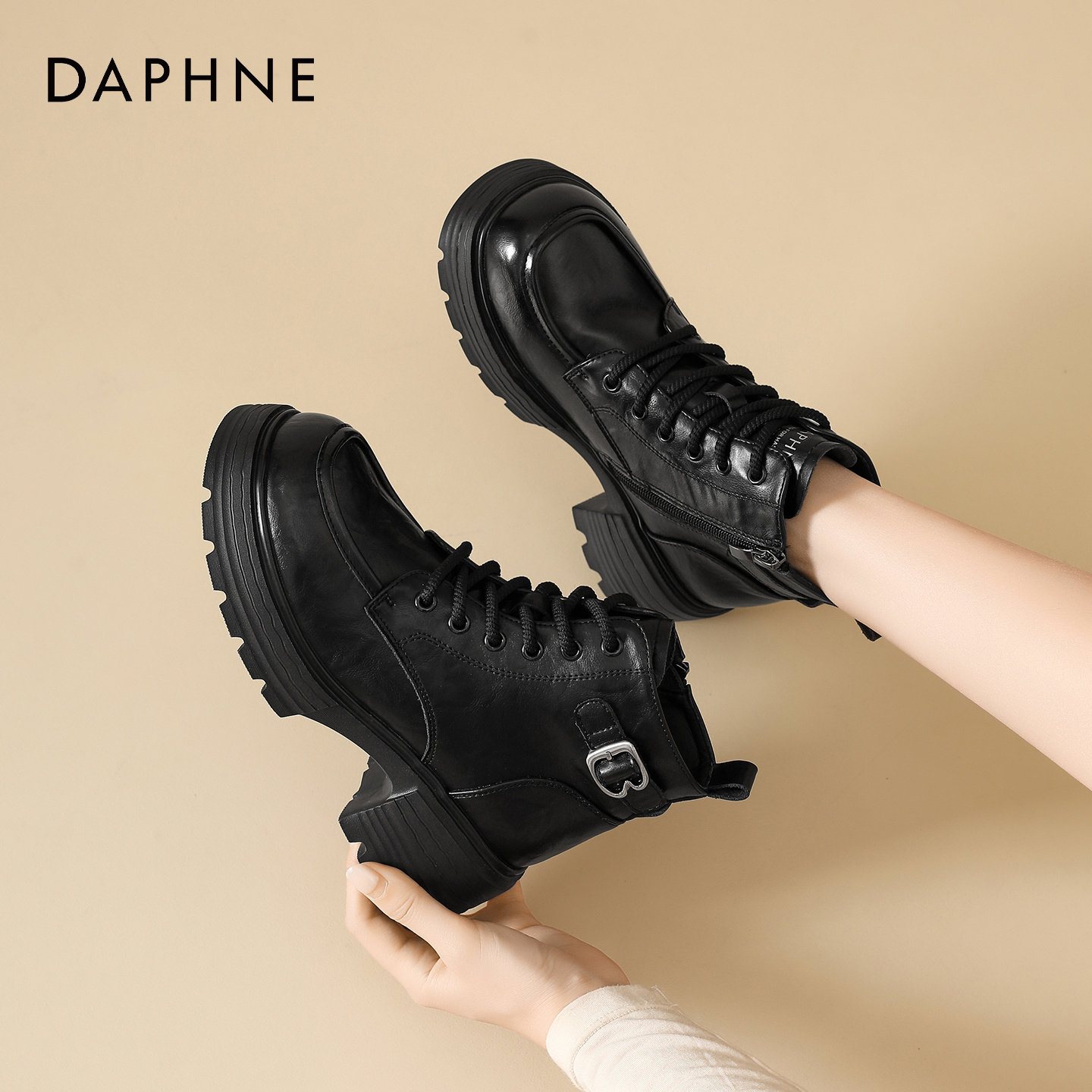 Daphne/达芙妮黑色皮带扣短靴女秋冬季厚底增高马丁靴百搭机车靴N