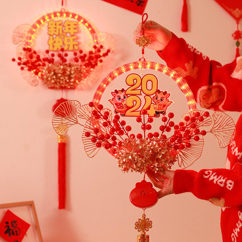新年装饰品2024龙年春节发光福字挂件红果花环过年款店铺橱窗门贴