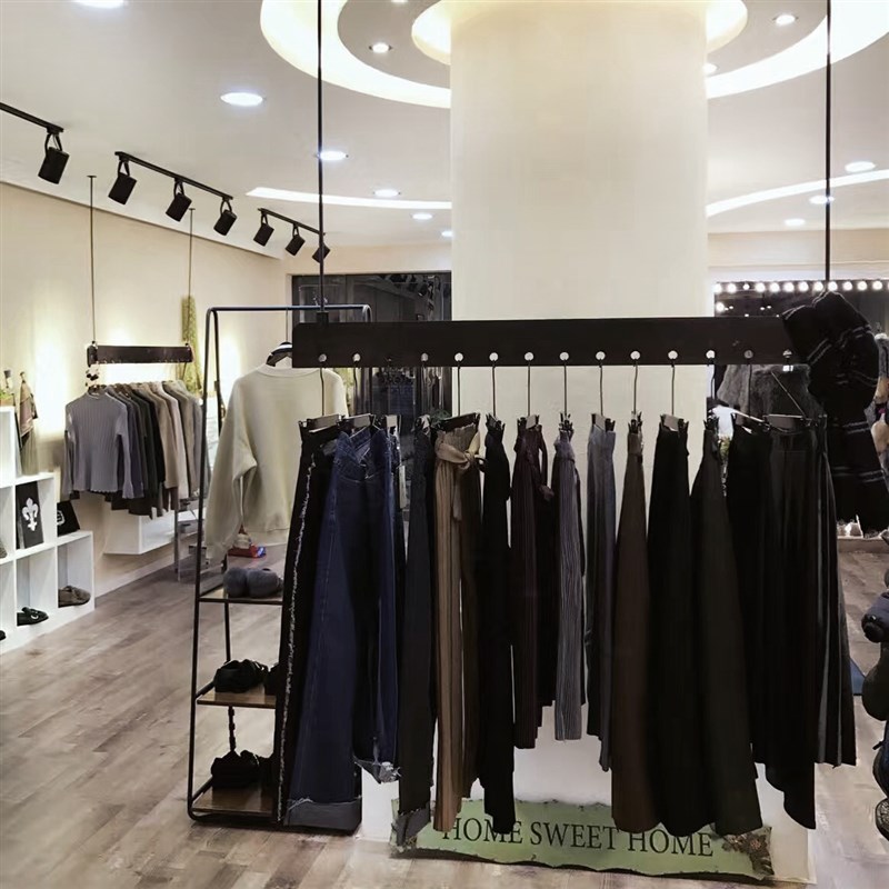 简约上墙货架展示架男女服装店吊顶悬挂衣服架吊挂衣服铁艺挂衣架