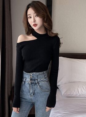 露肩毛衣女性感上衣打底衫秋冬2021新款修身漏单肩挂脖长袖针织衫
