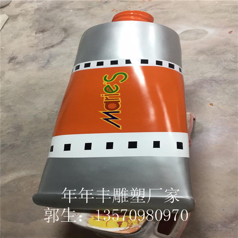 定制玻璃钢牙膏油漆桶雕塑园林房地产售楼处草地创意模型涂料摆件