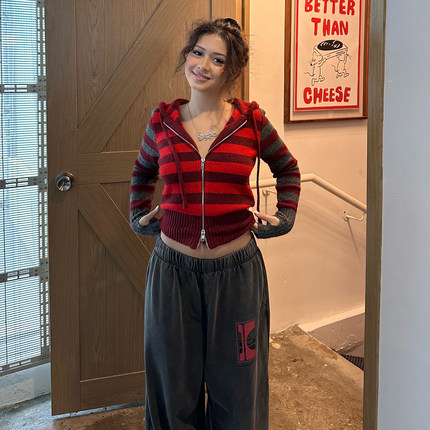 ICVIBE 圣诞莓果·经典红+灰撞色 Ruby私服拼接条纹短款针织帽衫