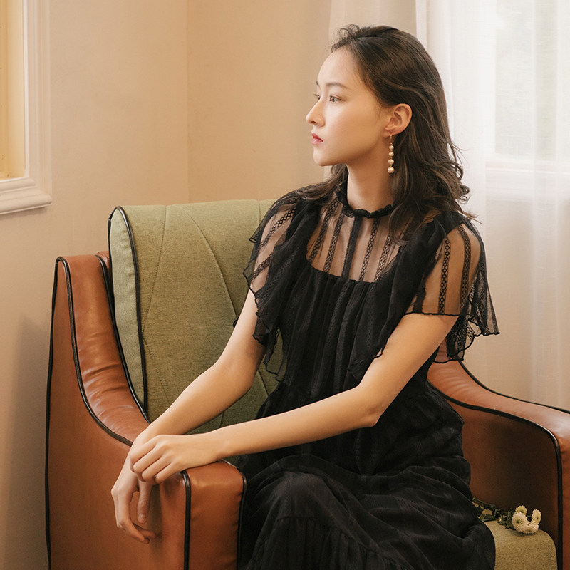 何衣见友《黑鸽》春夏法式复古蕾丝荷叶边连衣裙度假轻婚纱中长裙