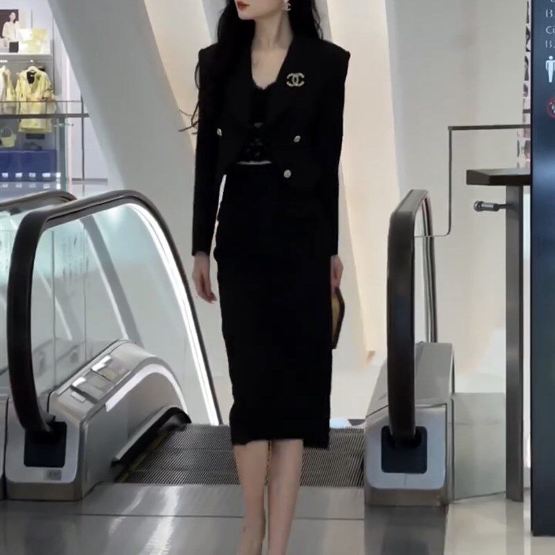 网红爆职业套装裙女2022秋季新款气高级感香风显瘦短西服+半身裙