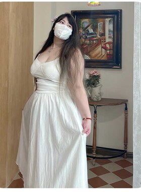 气质白莲花大码女装吊带蕾丝V领连衣裙胖MM温柔风浪漫白色仙女裙
