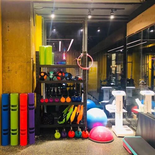 私教展架俱乐部置物架教练t哑玲瑜伽垫健身房收纳小工具架四层器
