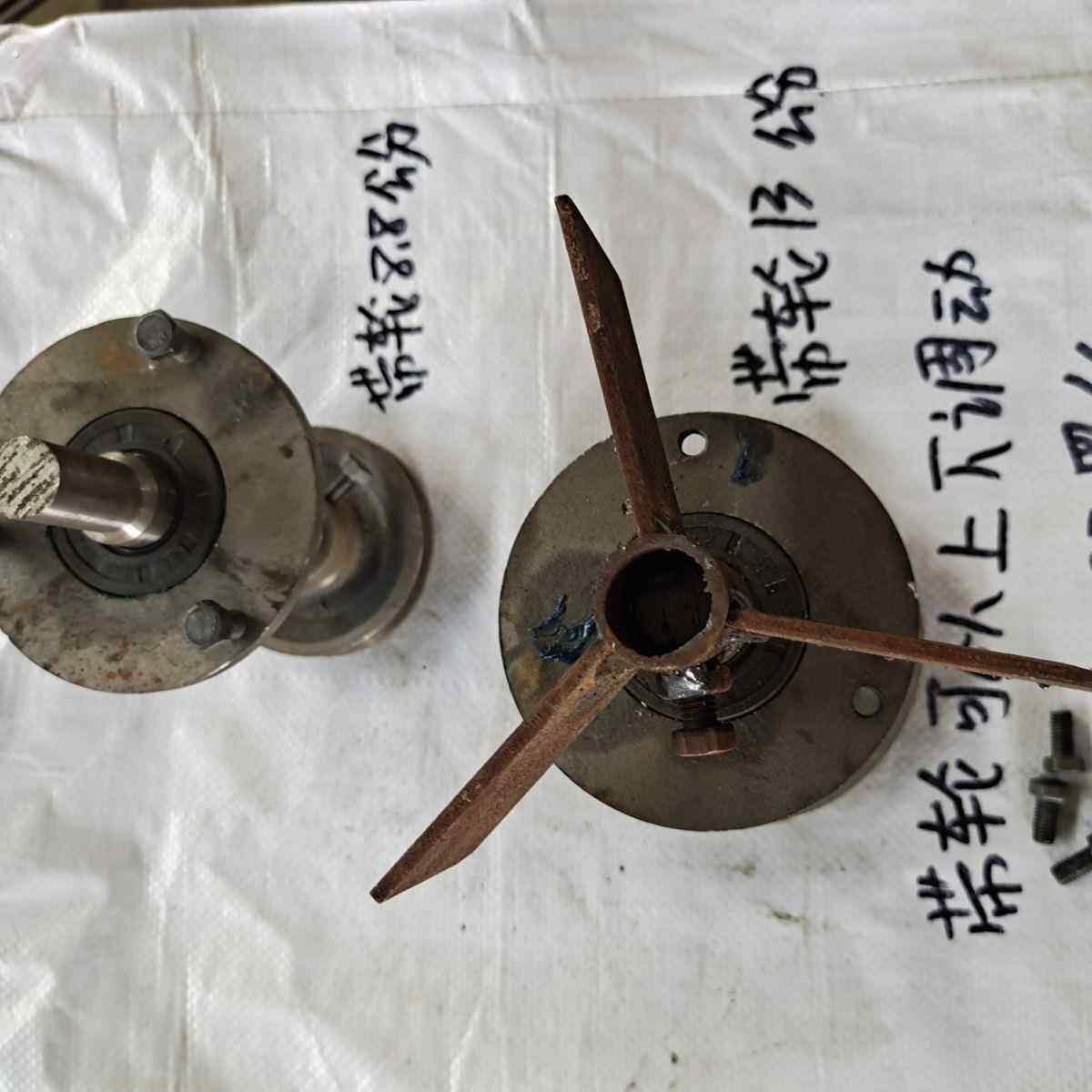饲料机配件带轮位置可以上下调动的小总成卫辉搅拌机配件厂家
