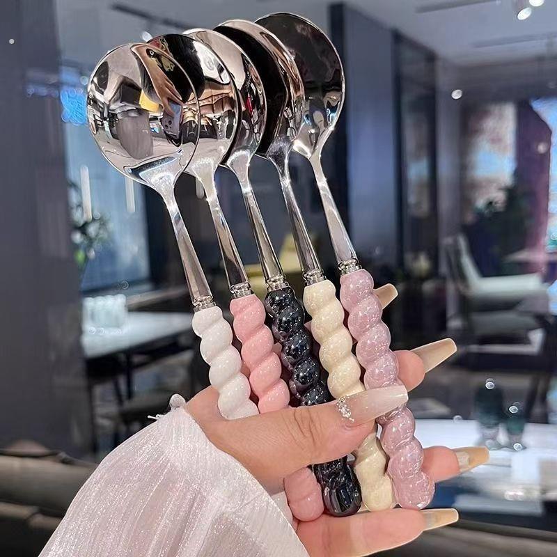 珍珠不锈钢勺子陶瓷手柄家用长柄西餐少女调羹可爱牙贴