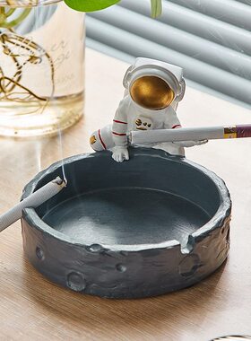甄选北欧风宇航员带盖烟灰缸创意个性潮流防烟味太空人摆件送友兴