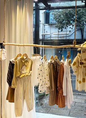 服装店原木树枝挂衣架橱窗上墙童装店展示架壁挂吊顶衣架衣服吊杆