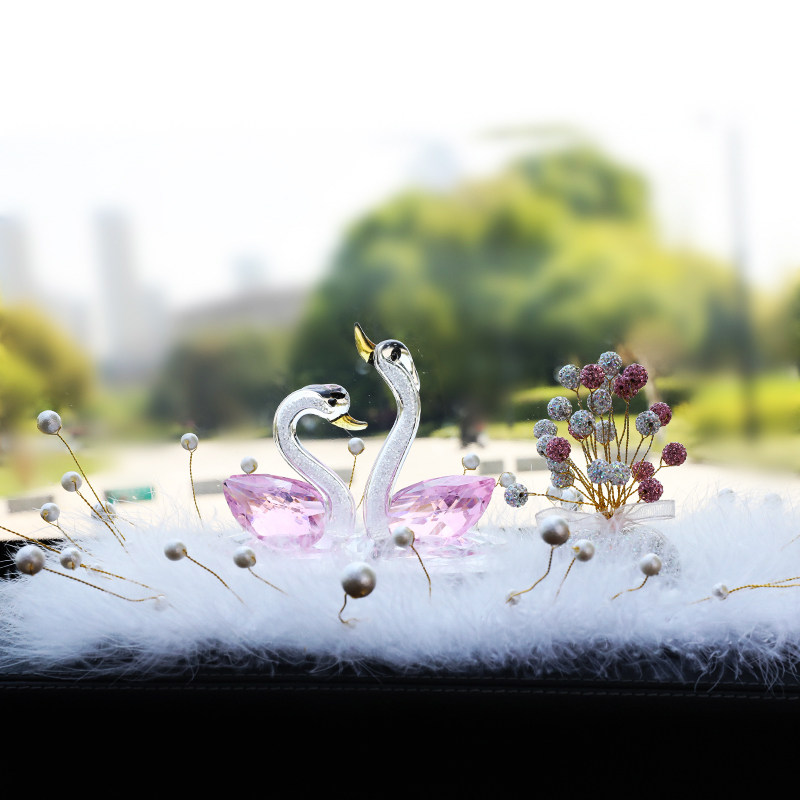 新款情侣天鹅汽车女生摆件装饰创意车载女神款奔驰车内香薰小饰品