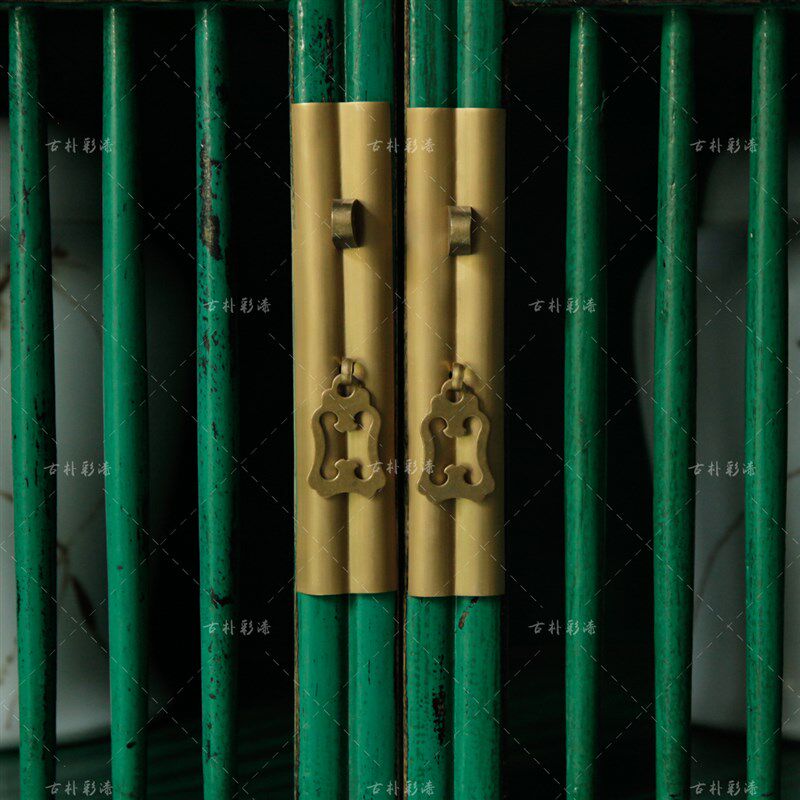 古朴彩漆实木书柜结合中式松木展示酒架与多功能收纳餐边柜设计