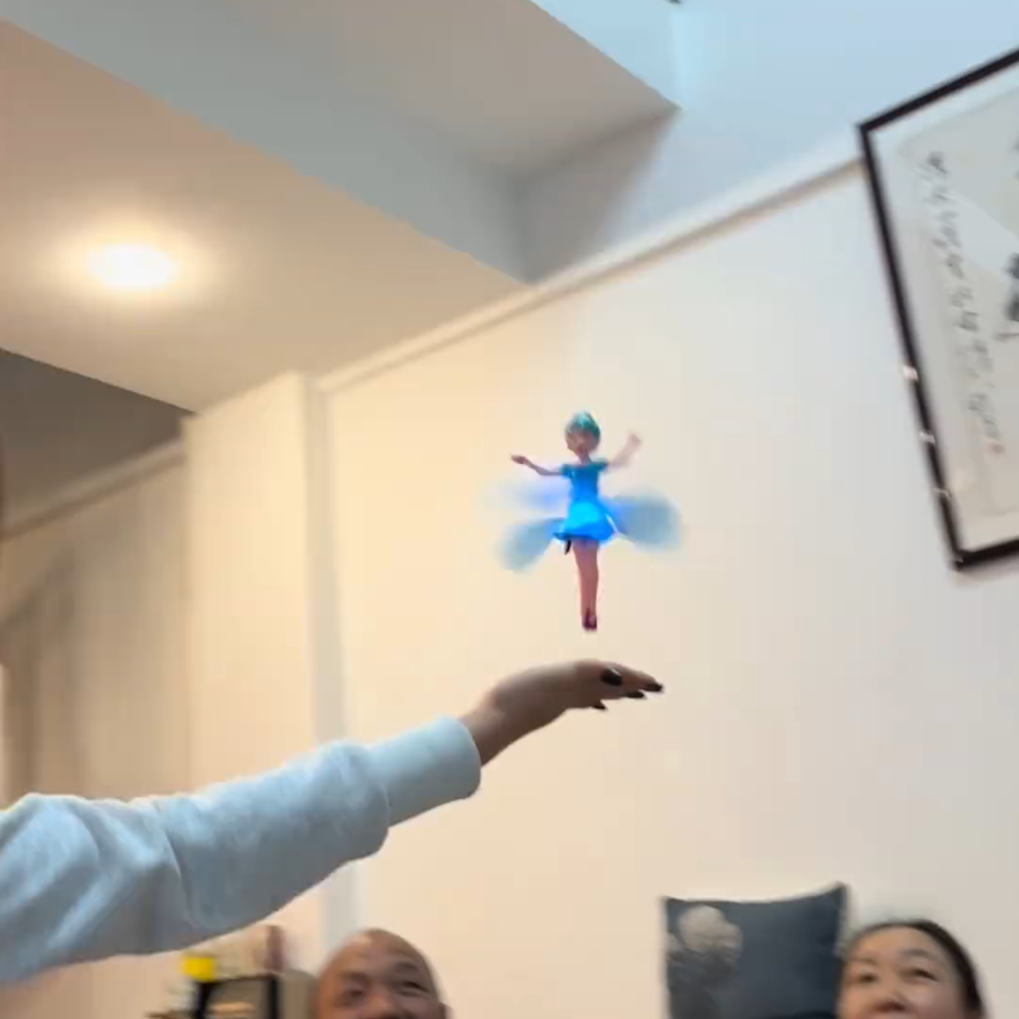 手势感应飞行器飞天娃娃感应飞行玩具发光悬浮直升飞机地摊热卖61