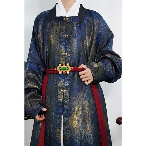 惜物国风 明制汉服织金鎏金卷唐草纹明初对襟方领窄袖打褶袍长衫