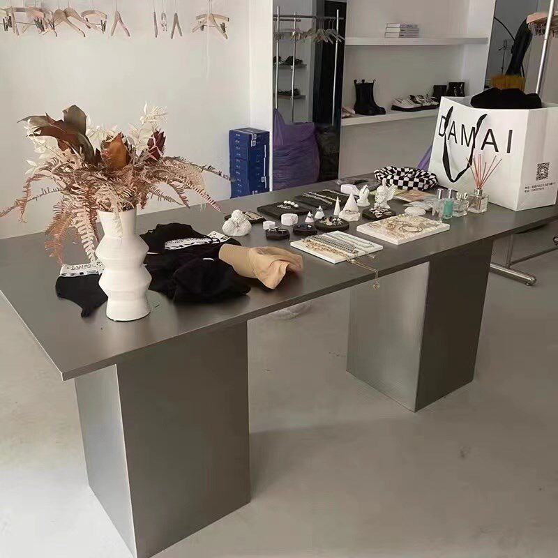 服装店中岛展示台工业风流水台中间摆放不锈钢陈列道具饰品展示桌