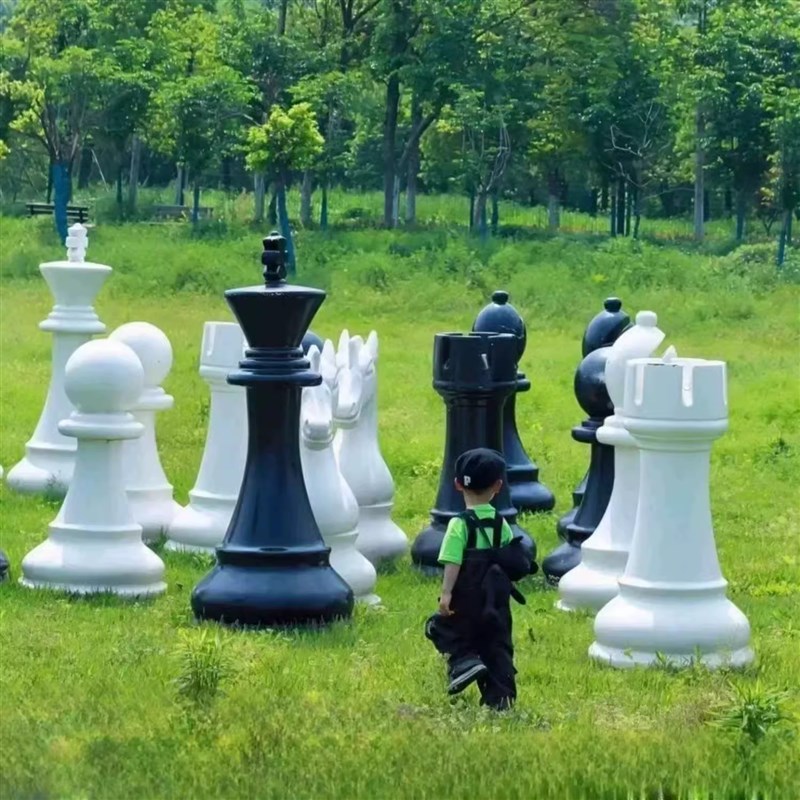 定制大号国际象棋玻璃钢雕塑黑白棋子橱窗装饰房地产广场园林景观