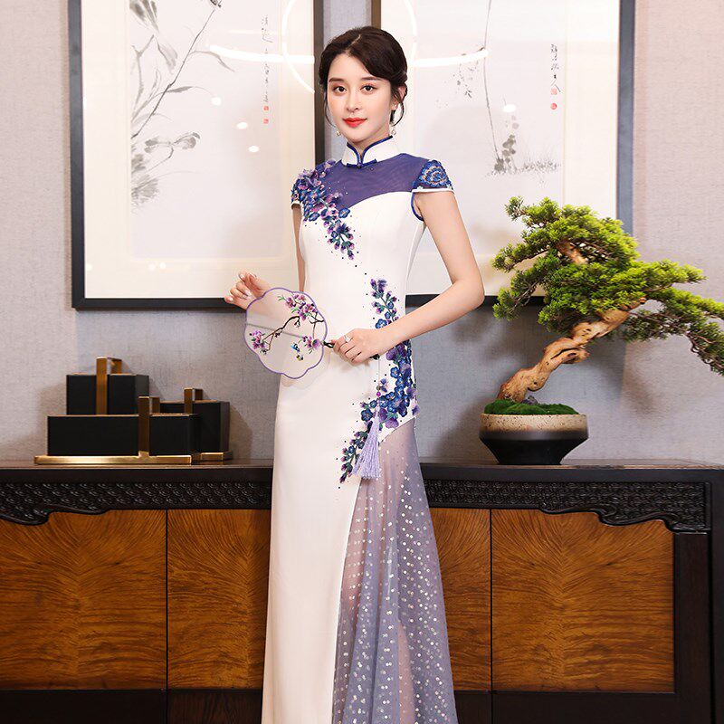 江南春天高端走秀旗袍2024年新款白色绣花性感演出服中国风礼服女