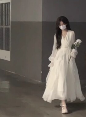 2024年春秋新款奶白色法式初恋仙女裙温柔风v领显瘦垂坠感连衣裙