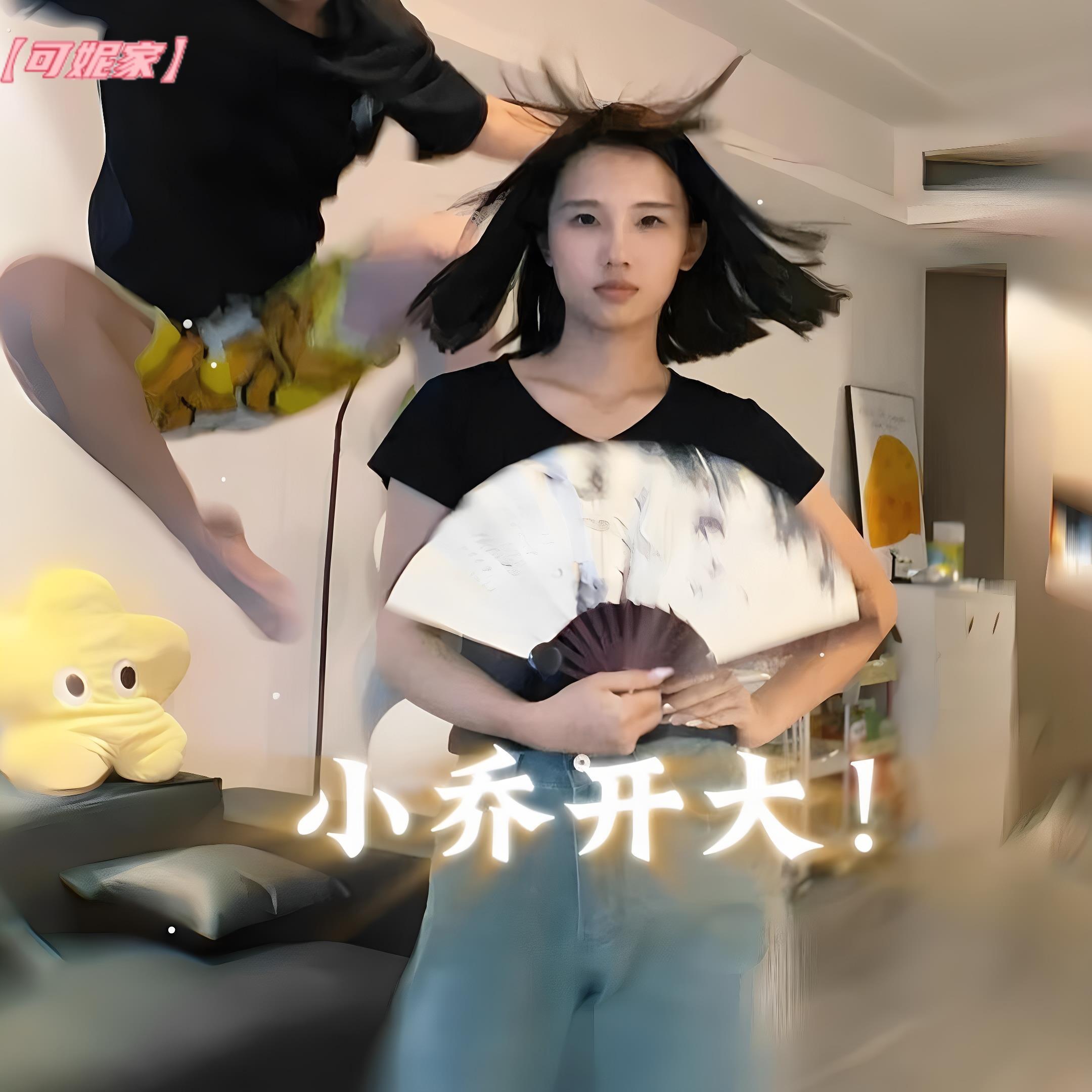 会飞的扇子高回弹旋转飞扇创意回旋魔术道具伸缩扣古风装扮飞折扇