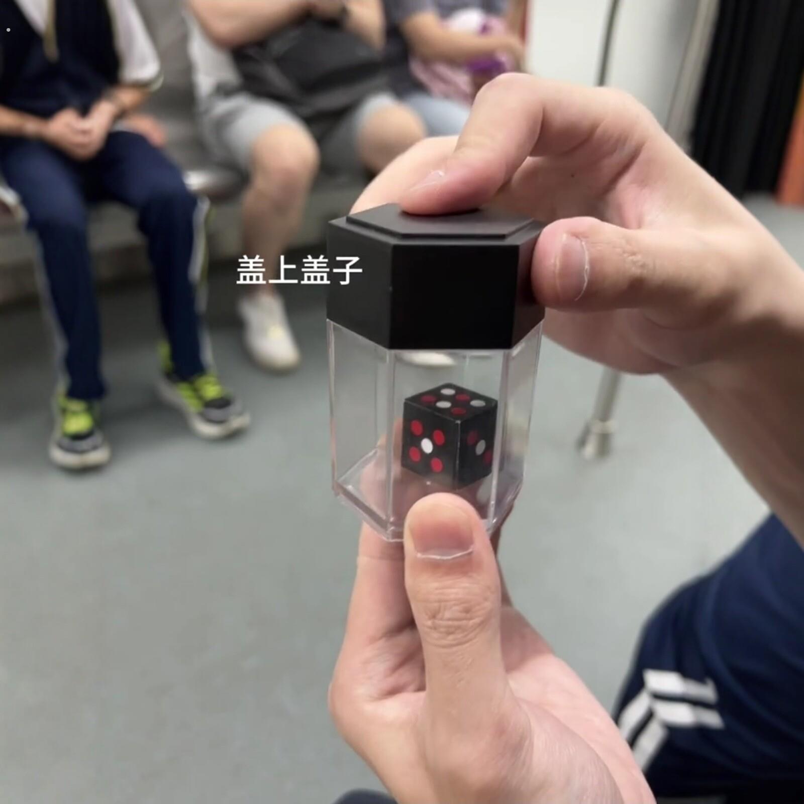 爆炸骰子近景魔术道具创意表白色子骰盅520情人节惊喜盒子变戒指图片