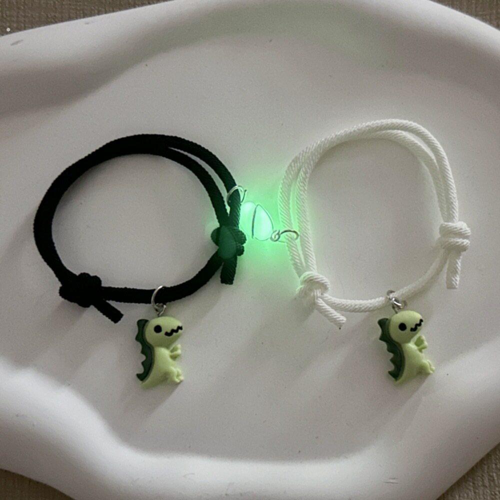 闺蜜信物姐妹一对手錬二人个性风树脂恐龙夜光磁吸爱心吊坠可调节