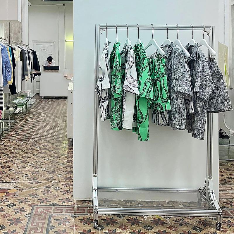 落地式移动挂衣杆带轮挂衣架服装店展示架女装店铝材货架衣服架子