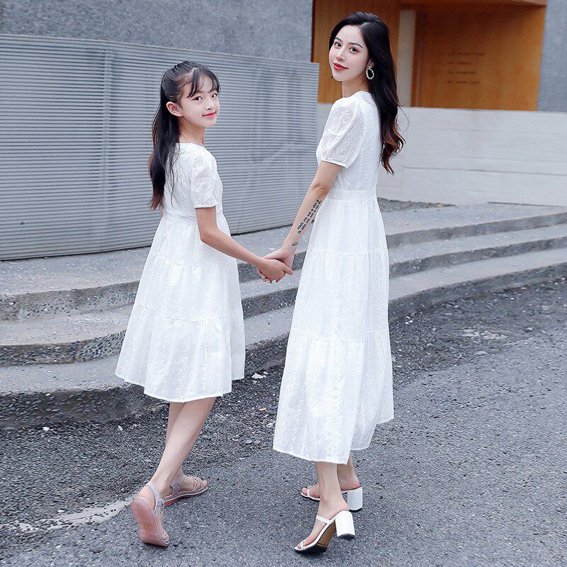 不一样的白色亲子装夏装2025新款潮洋气母女装夏季时尚显瘦连衣裙