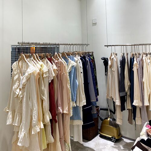服装店不锈钢吊顶吊架悬挂展示架子简约女装店挂衣杆橱窗陈列货架