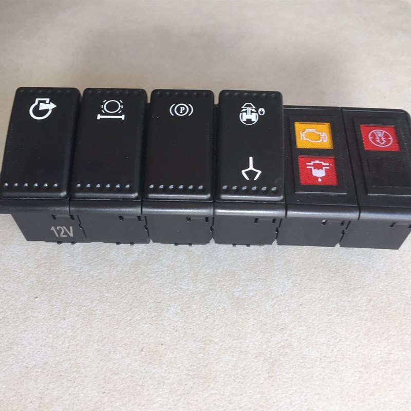 新源挖机65 75挖机 12v 24v 带夹子翘板开关 三连体开关按钮总成