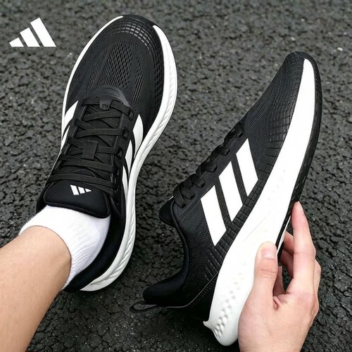 adidas新款网面透气跑步鞋