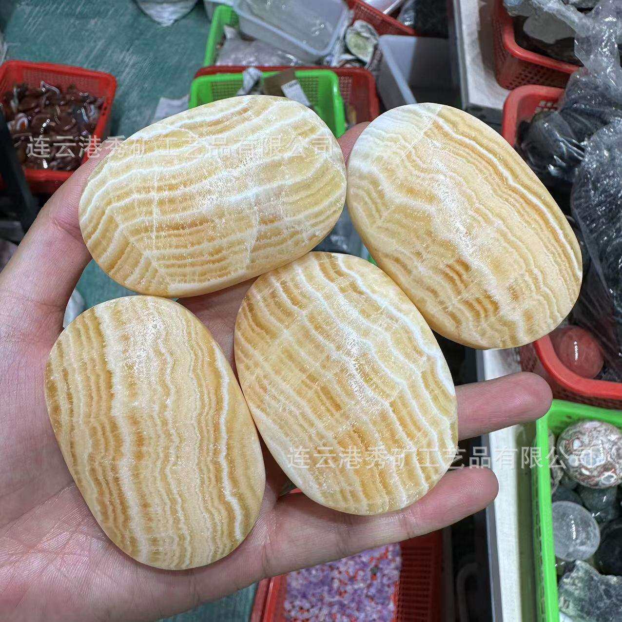 天然水晶把玩黄方解原石打磨晶洞石热敷香熏石手把件居家装饰摆件