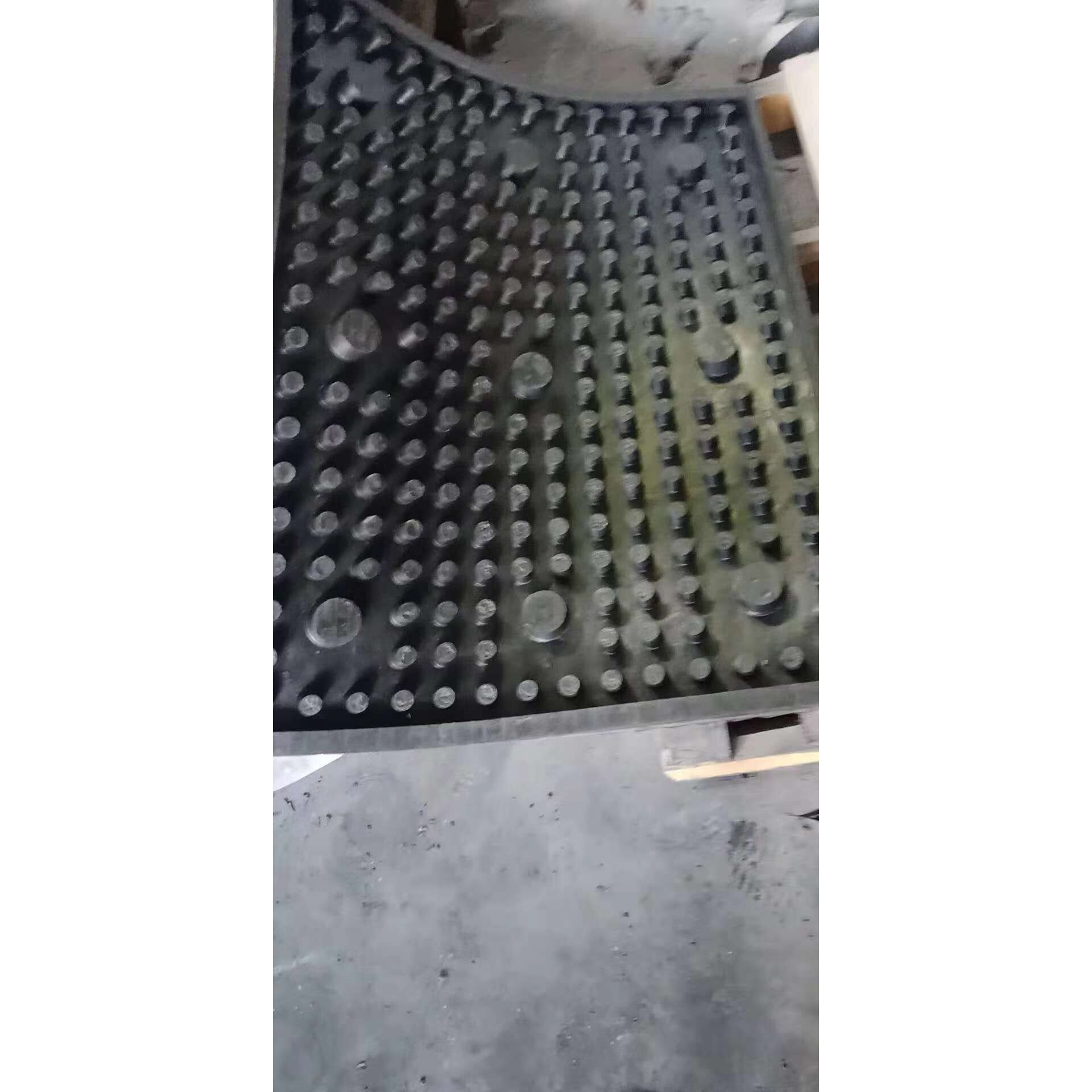 橡胶实心减噪板停车场上下坡减速减震板缓冲带汽车车轮防滑垫躁板