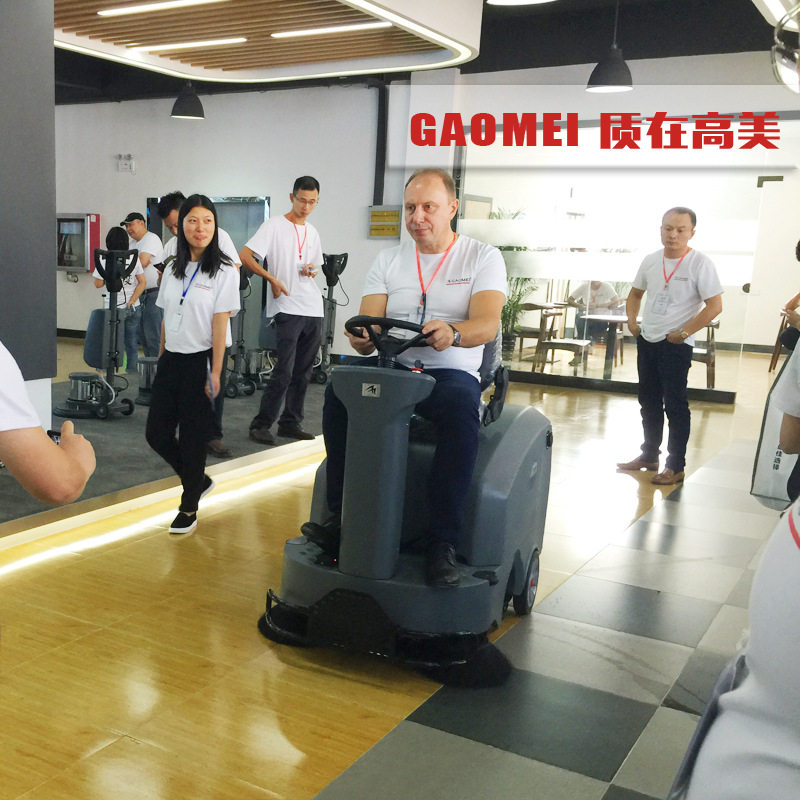 高美驾驶式电动双刷扫地机