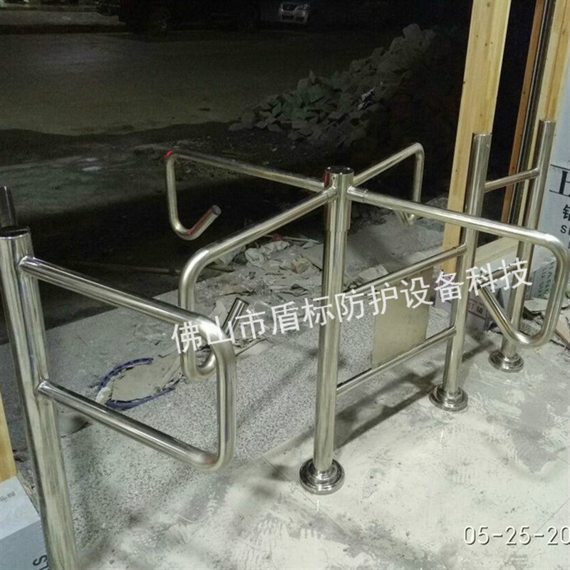 供应导向a转门不锈钢管状挡臂四叉杆旋转单行通道门止逆手推入口
