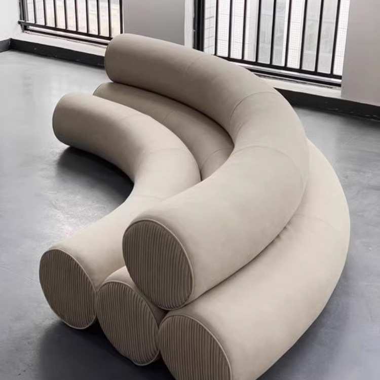 北欧创意设计师圆柱多人位布艺现代简约酒店影楼居家长条弧形沙发