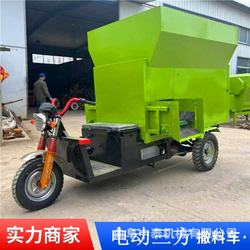 中泰柴油款撒料车五方车载立式饲草料喂料车牧场用左右出料抛料车