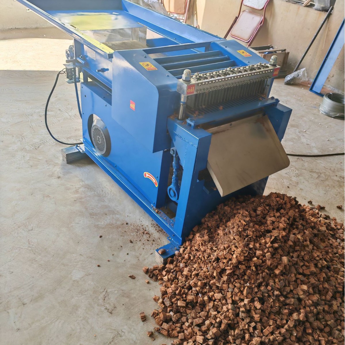 全自动椰壳切块机器高产量粉碎大型切粒机树皮撕碎机