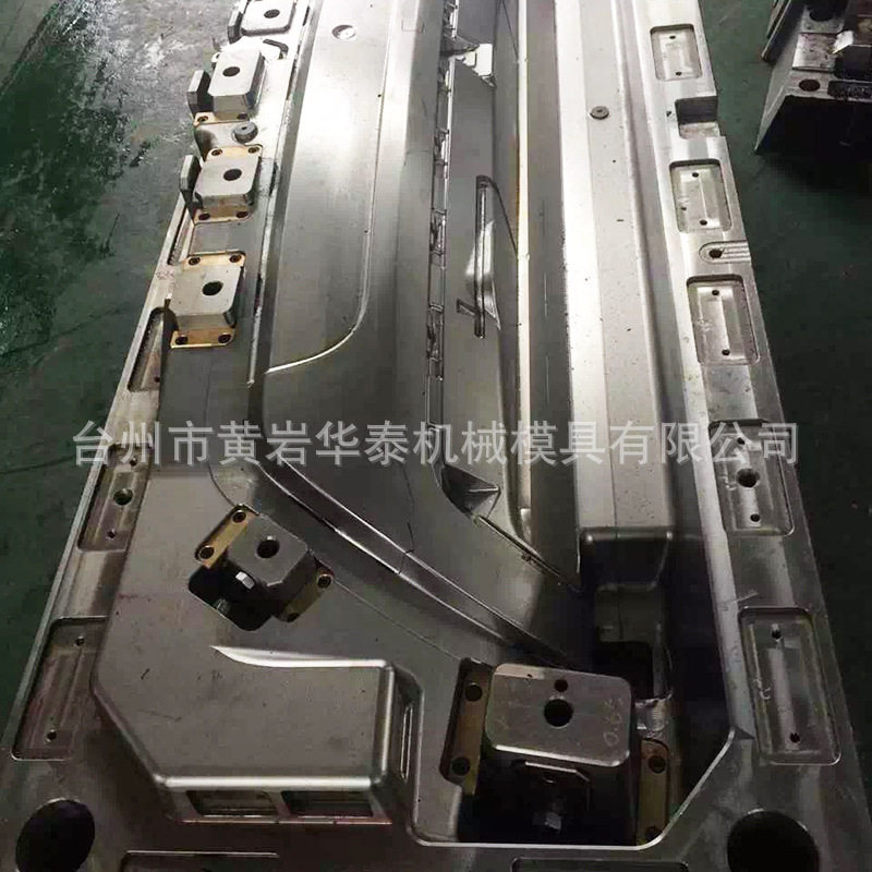 专业制造保险杠模具汽车大灯模具等各类汽车件模具