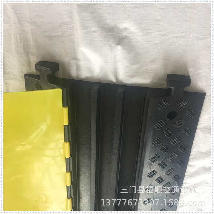 源头厂货橡胶线槽减速带电缆线穿线护盖PVC大三防滑