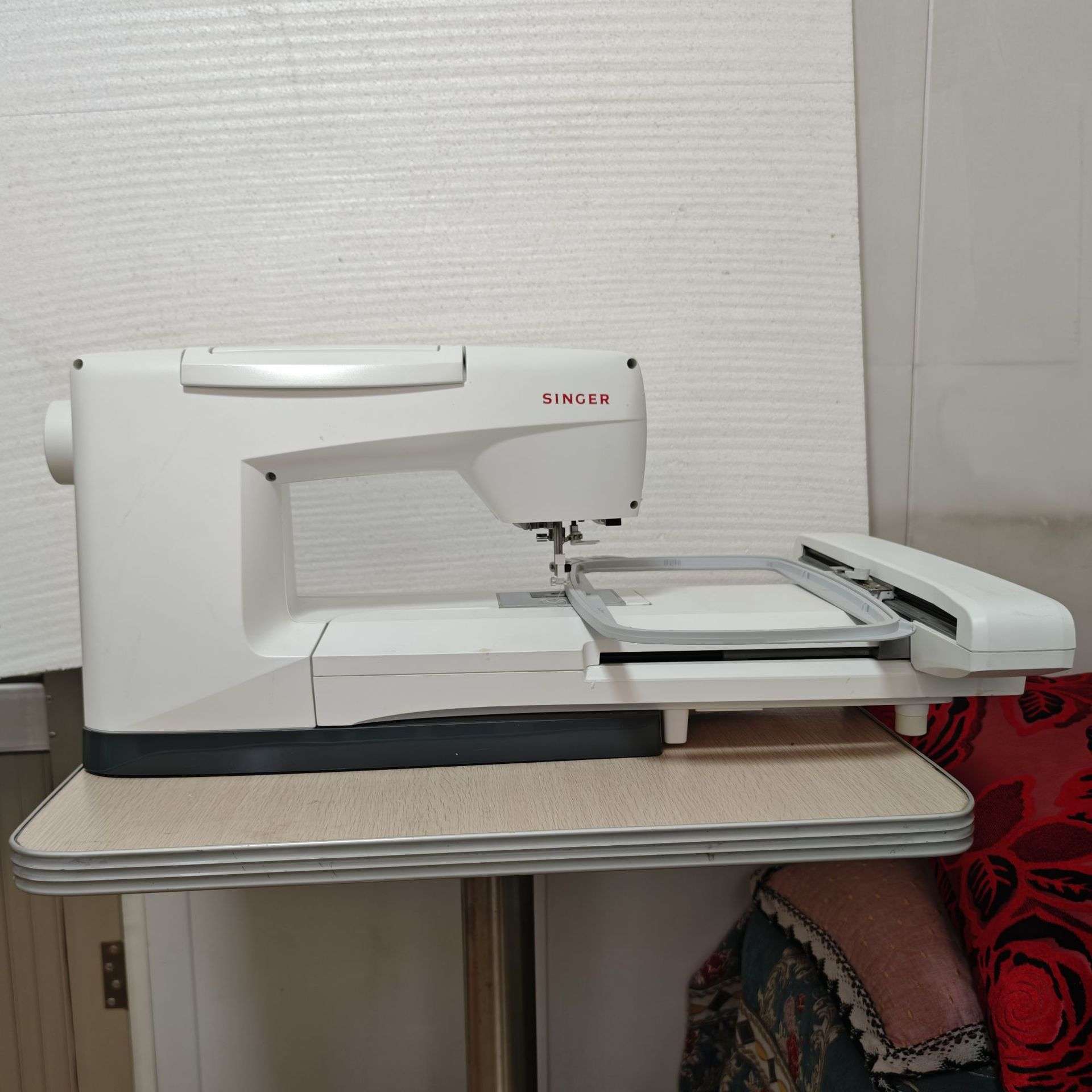 胜家小型电脑缝纫机家用绣花机EM9305全自动电子刺绣一体机SINGER