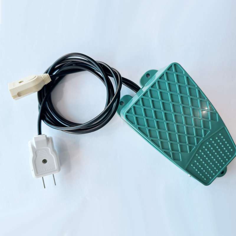 脚踏开关带线带插头脚踩式踏板控制器220V380v自锁自复位点动银点图片