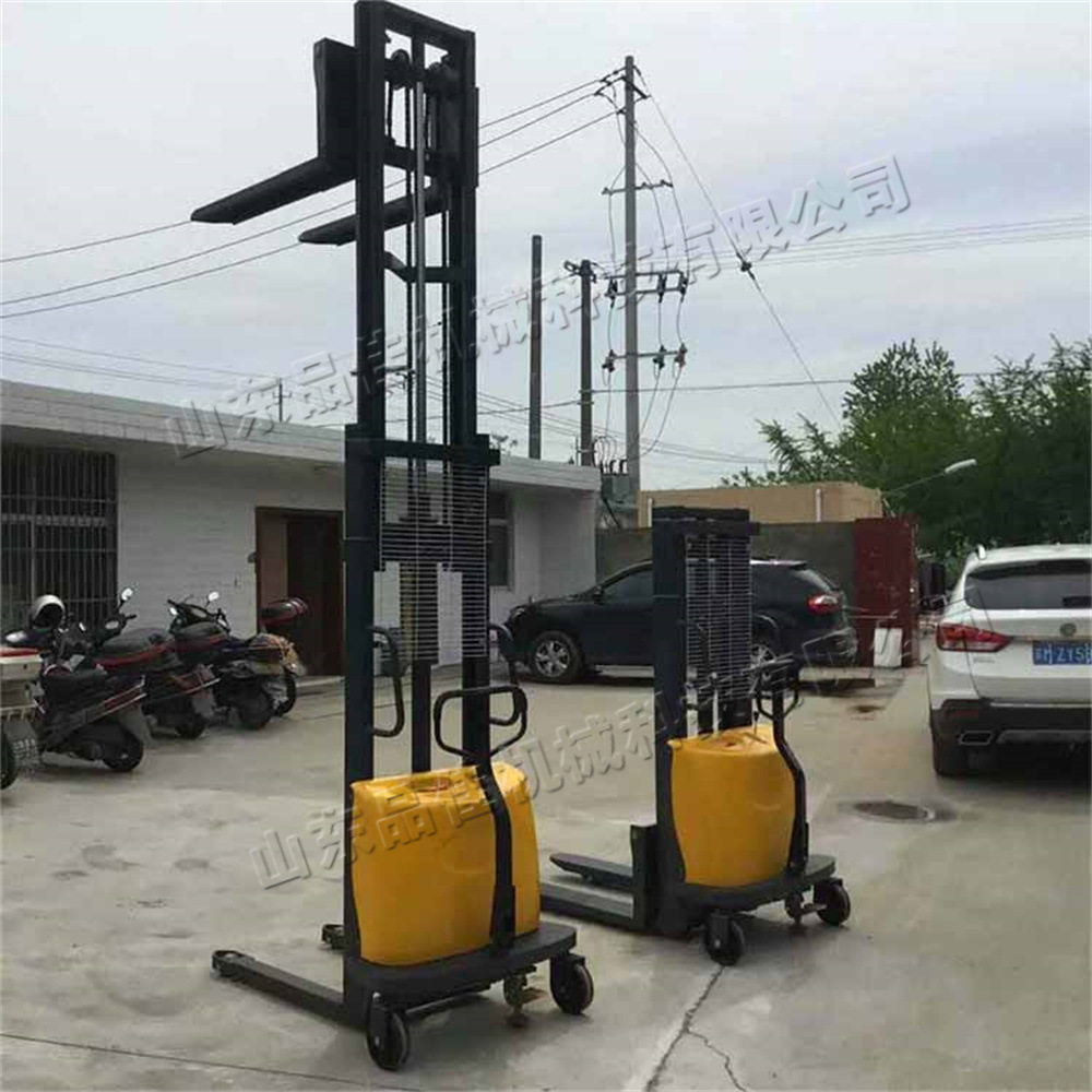 液压电动小型堆高车 半自动货物搬运叉车 站架式装卸运输工具车